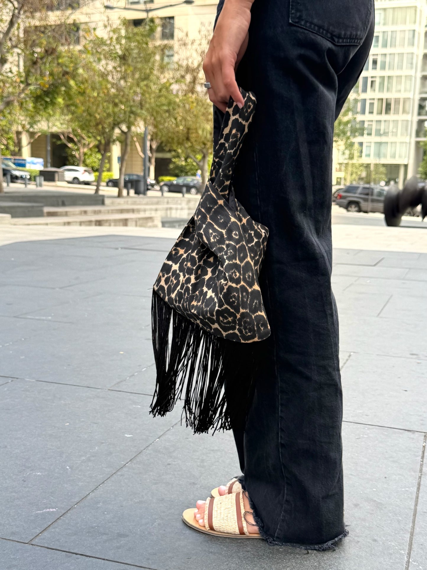 Le sac - tigresse with long tassels