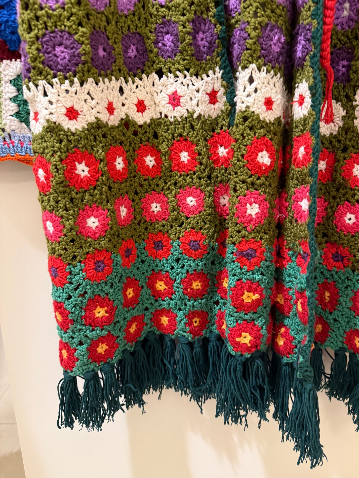 Long knit small flowers with fringes