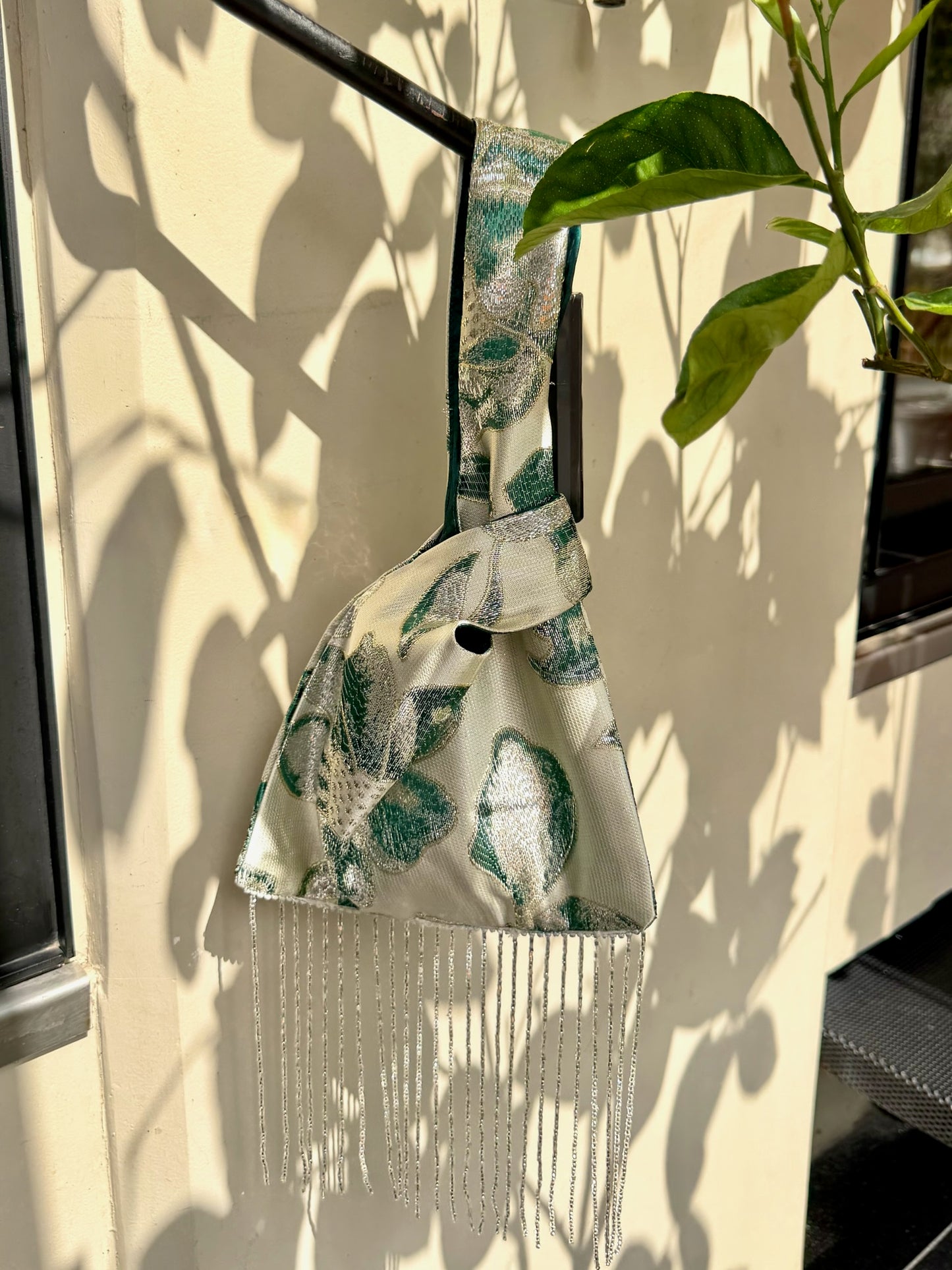 Le sac - dandelion with long tassels