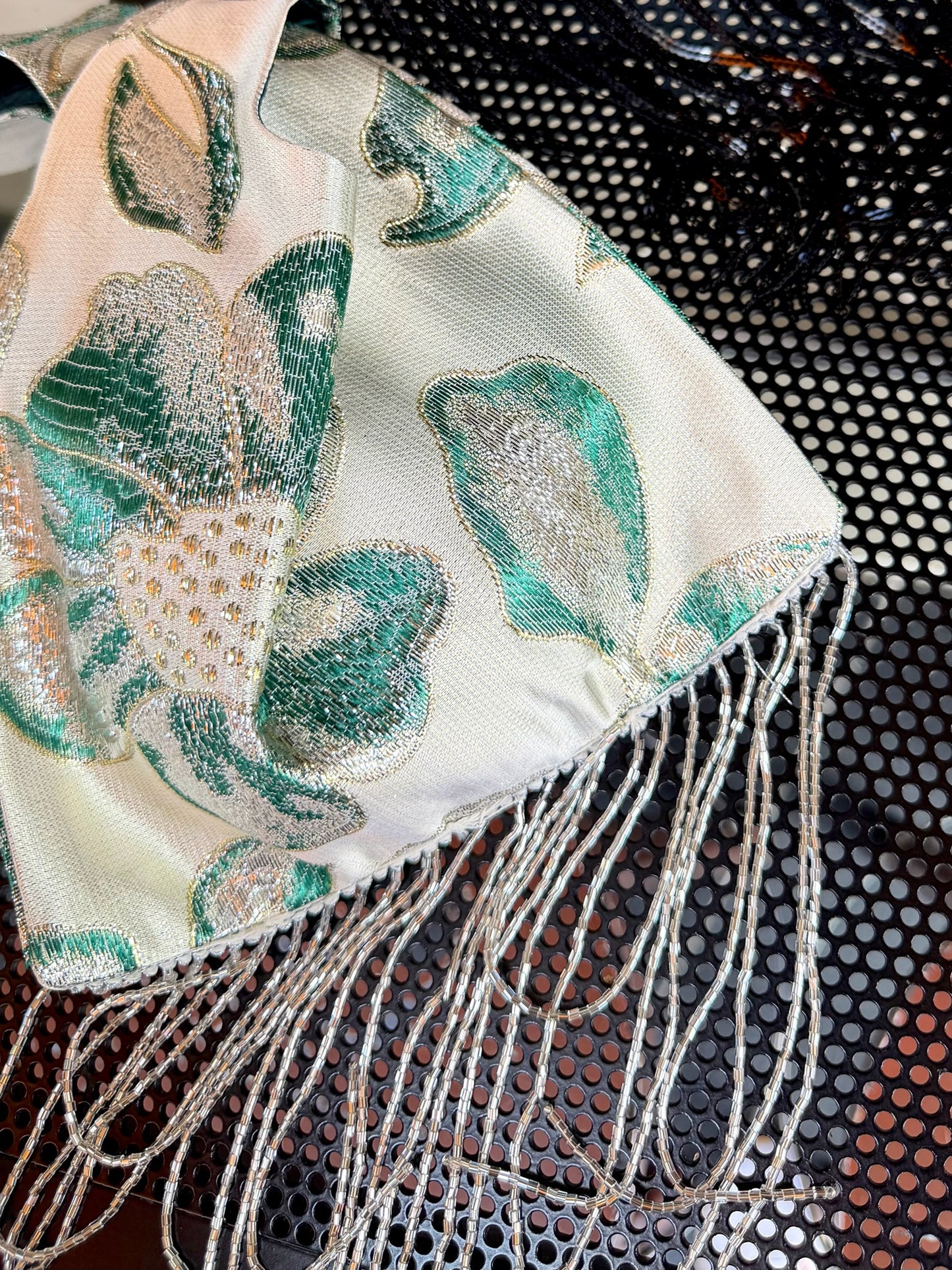 Le sac - dandelion with long tassels
