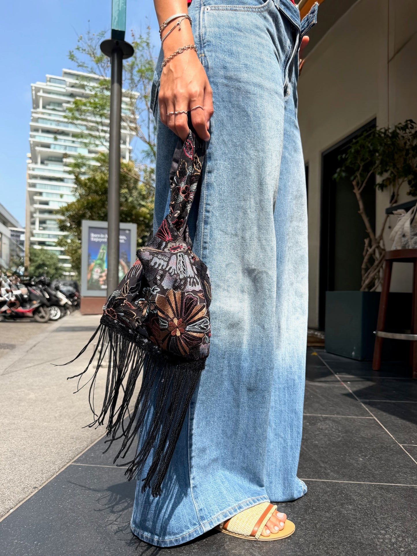 Le sac - noir with long tassels